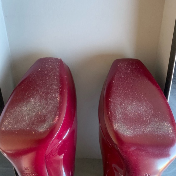 Luxury GUCCI : Scarlett red color pumps, square shape in the front area - Picture 6 of 12